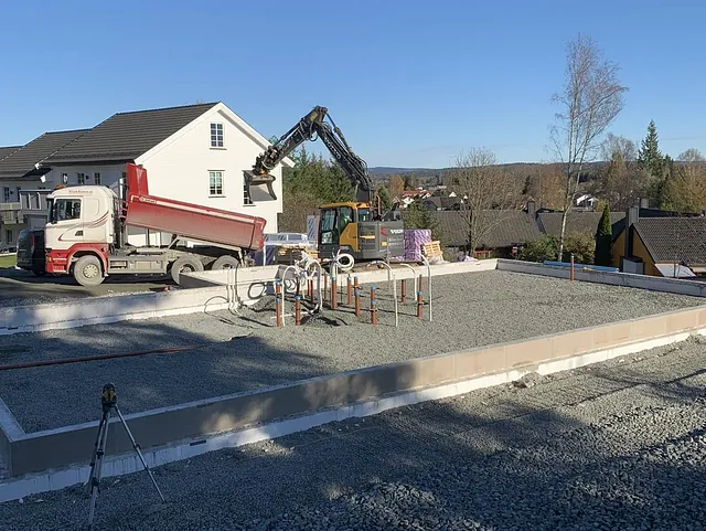 Grunnarbeid med hvit bolig