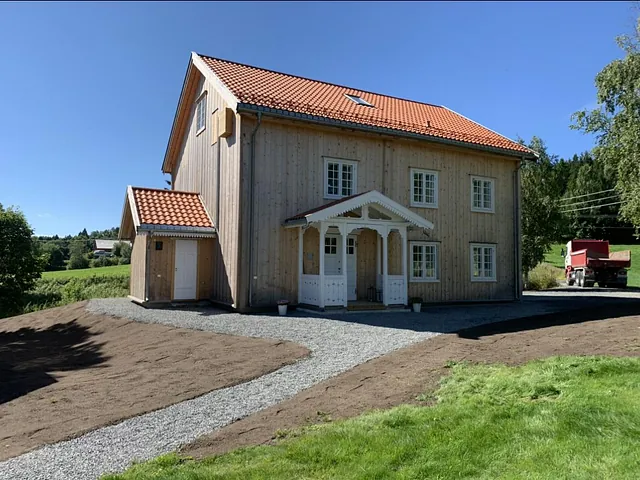 Eldre hus med rødt tak